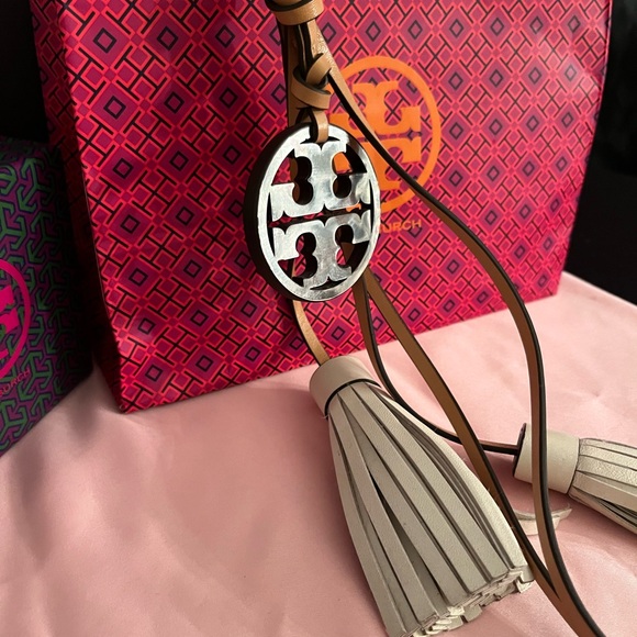 Tory Burch Miller Metallic Tassel Keychain Bag Charm - Picture 6 of 10